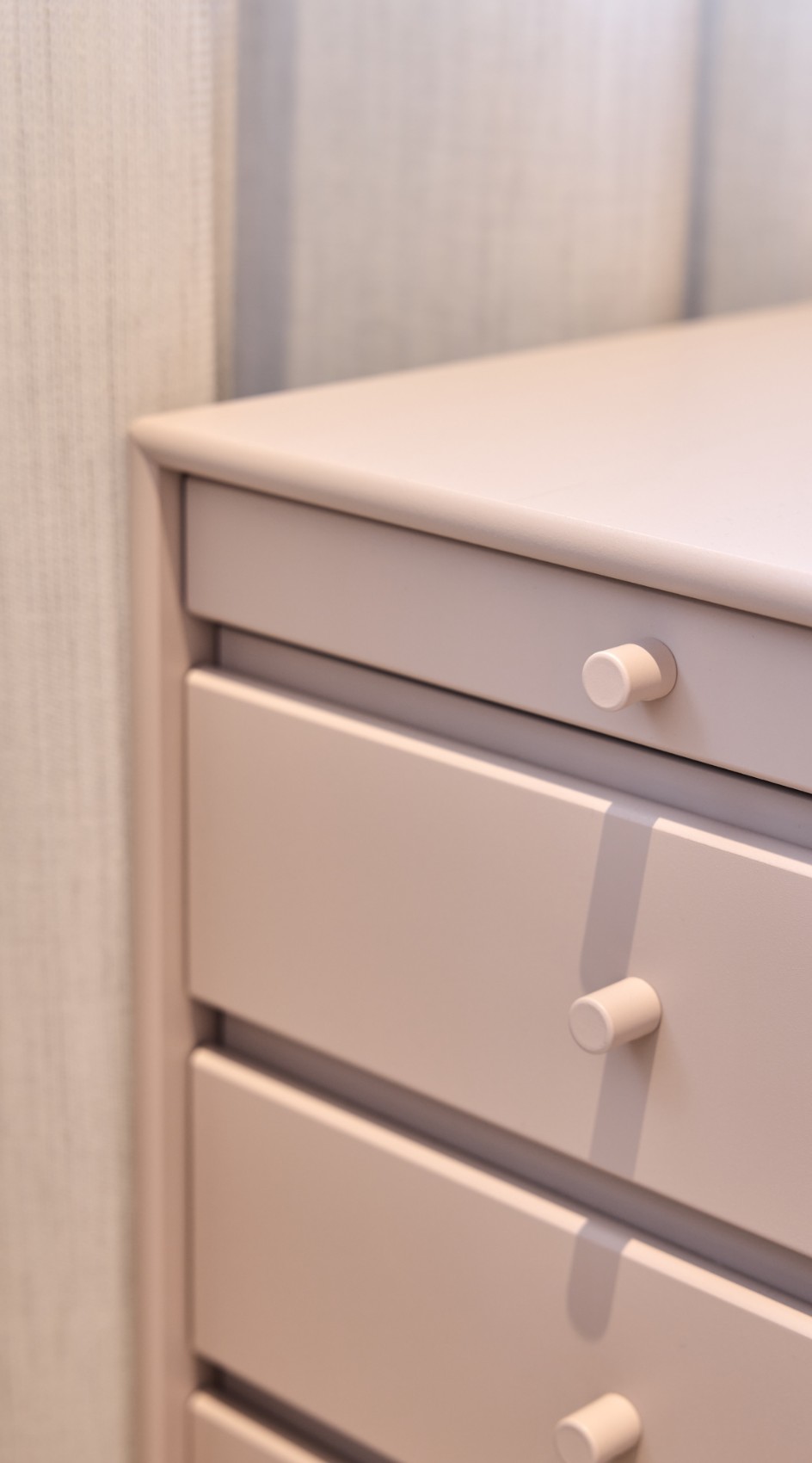 nmp-ventures-aufbewahrungsystem-detail.jpg Arbeitsplatz mit hochwertiger Möblierung in der Motorworld München.