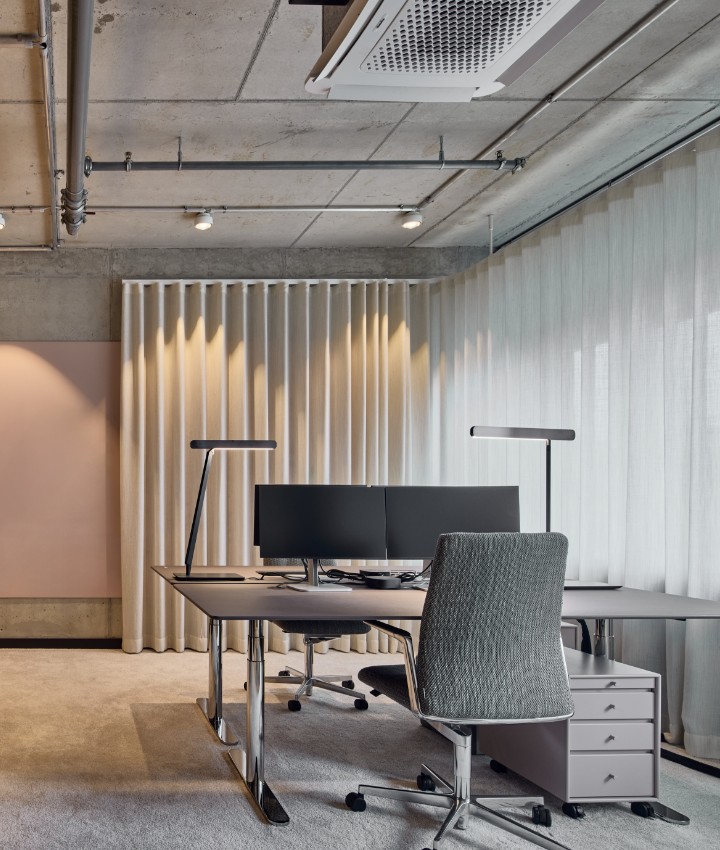 nmp-ventures-bueroarbeitsplatz-object-carpet Büroarbeitsplatz mit hochwertigem Mobiliar, neuem Bodenbelag von Object Carpet und klarer Raumstruktur.