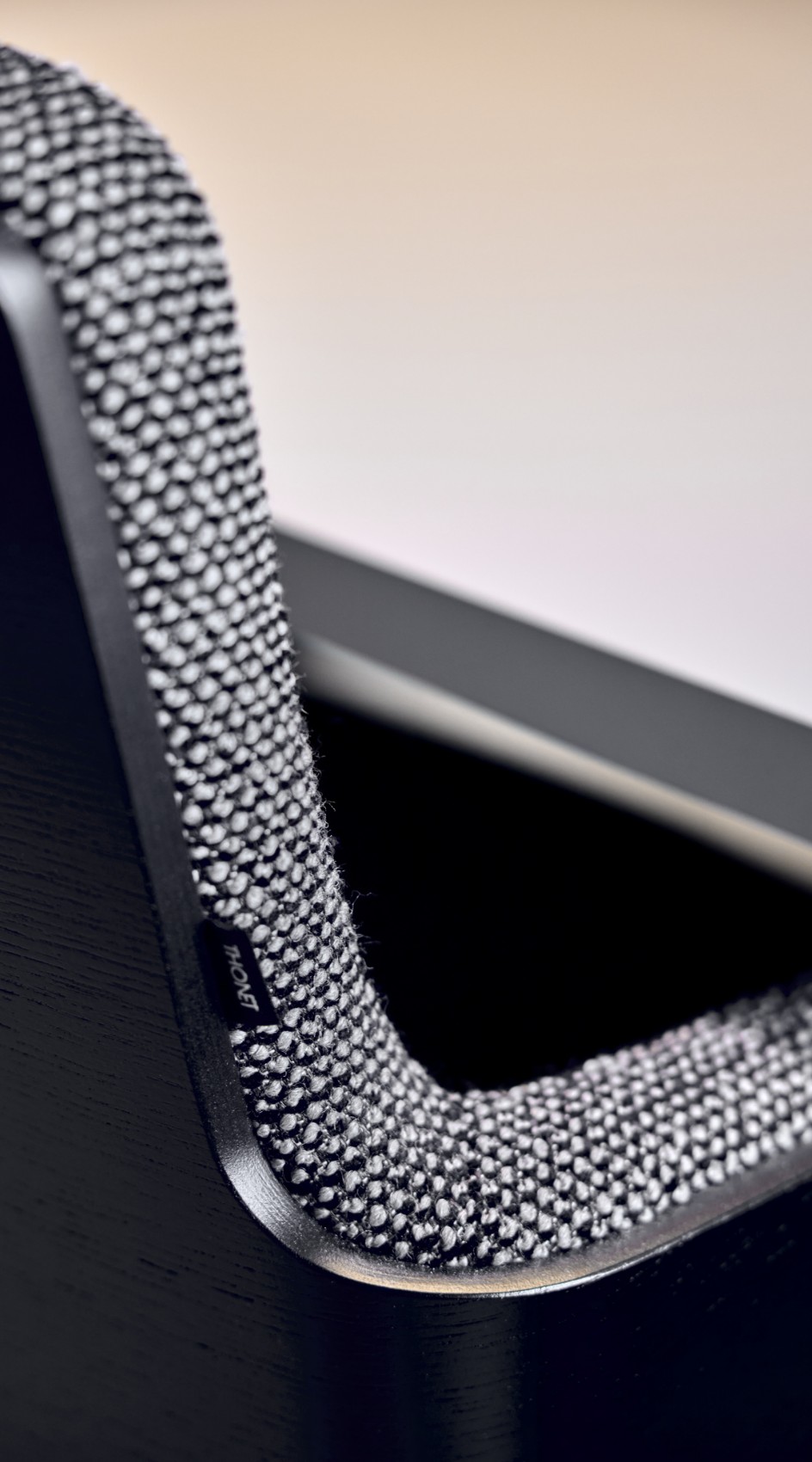 nmp-ventures-buerostuehle-detail.jpg Detailansicht der hochwertigen Stühle im Büro von NMP Ventures als Teil des abgestimmten Farb- und Materialkonzepts.