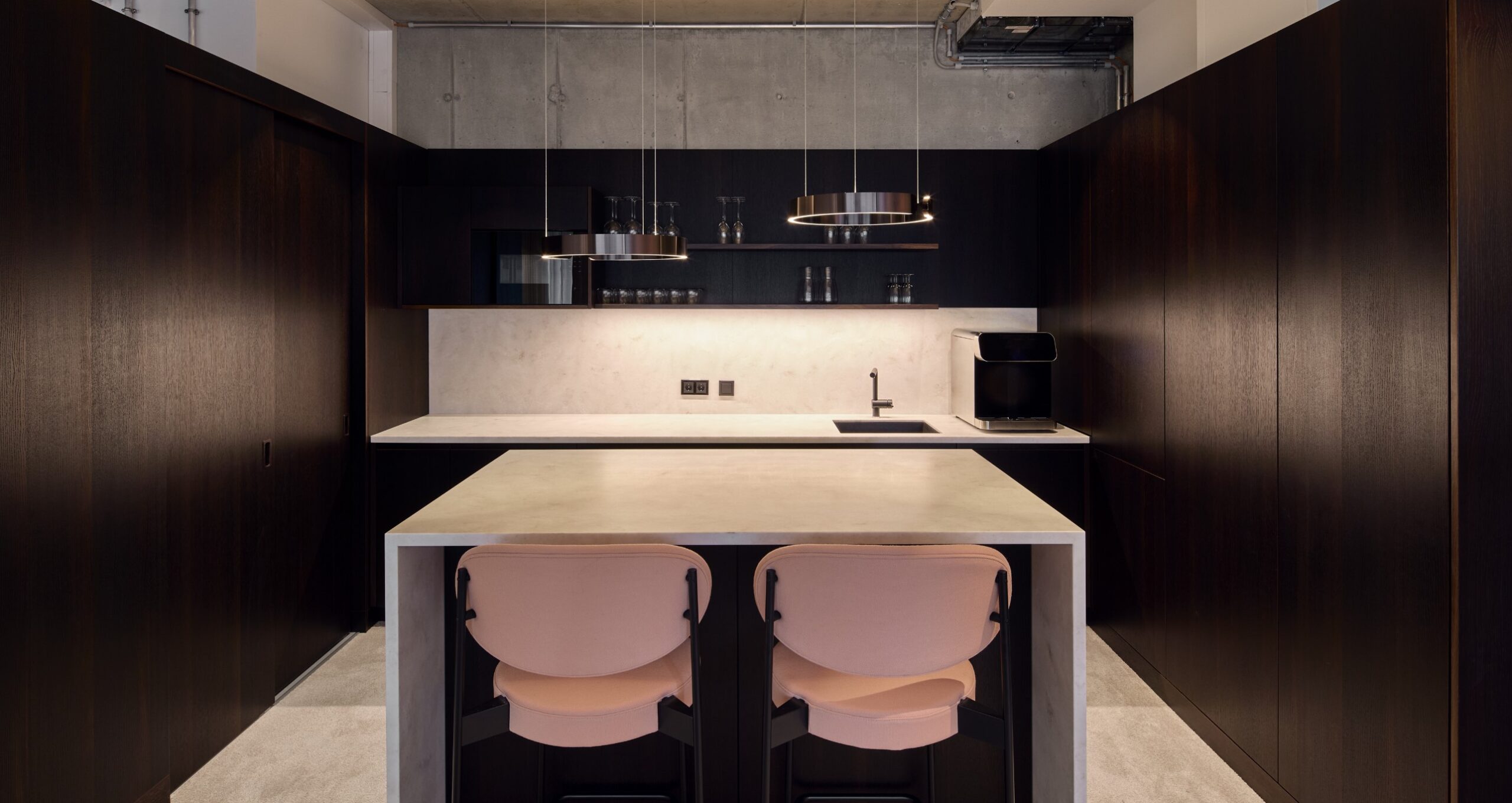 nmp-ventures-kueche-nussbaum-schreinerarbeit Küchenbereich mit maßgefertigten Schreinerarbeiten aus Nussbaum als funktionaler Bestandteil des Bürokonzepts.