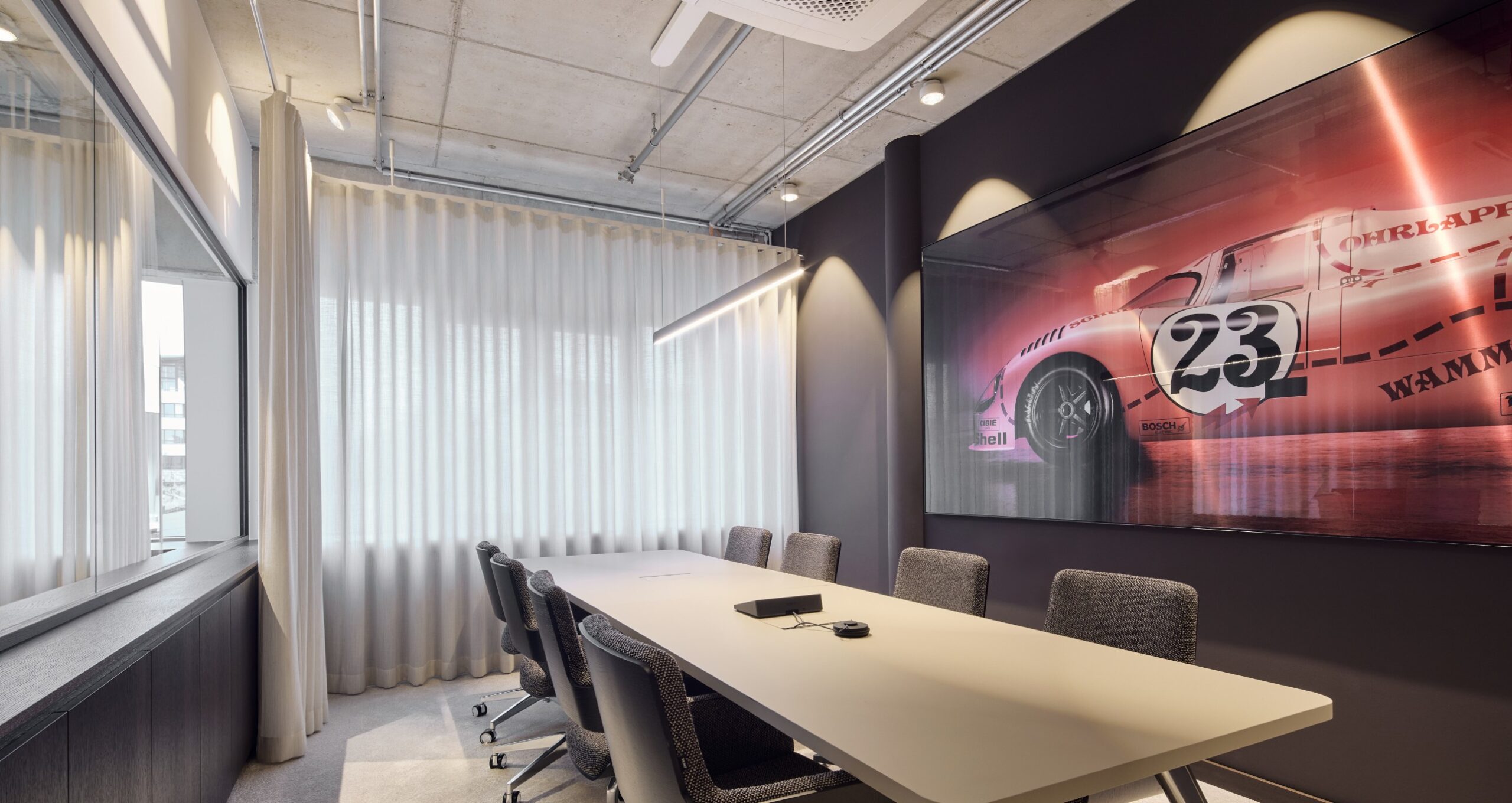 nmp-ventures-pink-pig-porsche-917-rene-staud Kunstwerk „PINK PIG“ – Porsche 917/20 von René Staud als visuelles Statement im Büro von NMP Ventures.